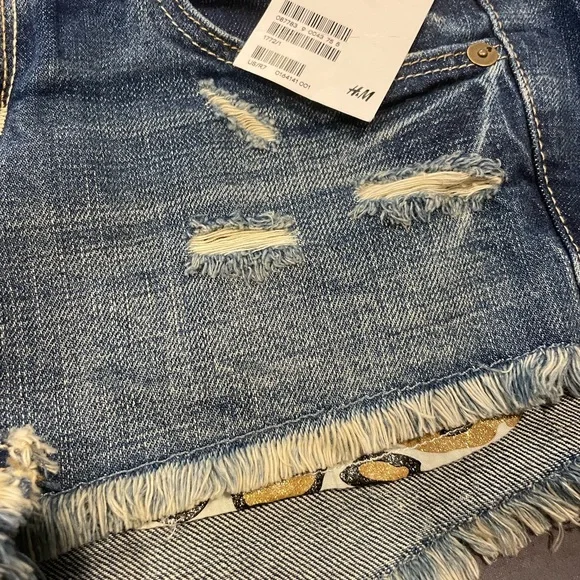 H&M women’s jean shorts. Glitter leopard print inside pocket detail. Size 4. NWT - Picture 4 of 7
